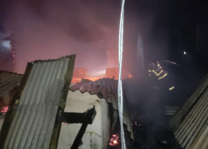 Rumah Warga Air Merbau Tanjungpandan Ludes Terbakar, Damkar Belitung Terkendala Akses