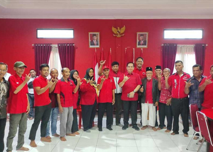 Away Deklarasikan Maju di Pilkada Belitung 2024, Ambil Formulir Pendaftaran di DPC PDIP