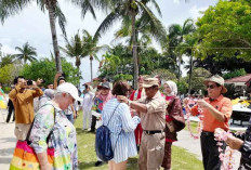 Kapal Pesiar Mewah Bawa Turis 14 Negara ke Pantai Parai Bangka, Terpesona Keindahan Alamnya!