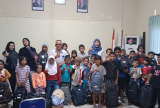 Pemdes Aik Ketekok Bantu Pelajar Berprestasi Kurang Mampu dengan Peralatan Sekolah