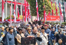 Aksi Massa di Gedung MK: Kawal Putusan dengan Teriakan 'Selamatkan Konstitusi, Selamatkan Demokrasi'