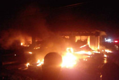 Kebakaran Hebat Landa Deretan Petak Toko Desa Gantung, Lalu Lintas Sempat Macet Parah