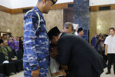 Prabowo Cium Anak Prajurit TNI Gugur di Lebanon, Tangis Pecah di Bandara Soetta
