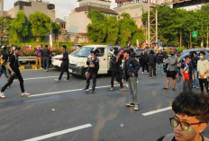 Situasi Didepan Gedung DPR RI Memanas, Pengunjuk Rasa Hentikan Lalu Lintas di Tol Dalam Kota