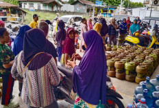 Langka, Puluhan Warga Tanjungpandan Belitung Rela Antri Berjam-jam Demi LPG 3 Kg