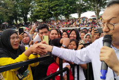 Isyak Meirobie Menangis Terharu di Kampanye Akbar, Tri Suaka Bius Ribuan Warga Belitung