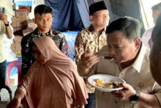 Presiden Prabowo Tinjau Pengungsian di Bireuen, Ikut Cicipi Masakan Dapur Lapangan
