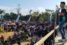 Ribuan Masyarakat Saksikan Grasstrack di Desa Kembiri, Yuri Komitmen Terus Hadirkan Event Gratis