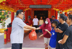 Jelang Cap Go Meh 2026, Yayasan Kelenteng Sijuk Bagikan 60 Paket Sembako untuk Warga 