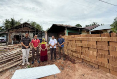 KLK Group Salurkan Bantuan Bahan Bangunan Warga Terdampak Kebakaran di Desa Mempaya