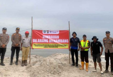 Tindaklanjuti Tambang Ilegal di Pantai Tambak Mengkubang, Camat Damar Pasang Spanduk Himbauan