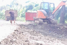DLH Belitung Bersihkan Tumpukan Sampah di Air Baik, Turunkan 11 Mobil Pengangkut