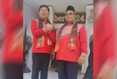 Daftar ke KPU Beltim, Makna Setelan Baju Batik Merah Kamarudin Muten - Khairil Anwar 