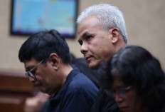 Ganjar Pranowo Hadiri Sidang Hasto Kristiyanto untuk Beri Semangat di Pengadilan Tipikor