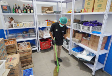 Kisah Budi, Difabel yang Jadi Andalan Kebersihan Dapur MBG di Karanganyar