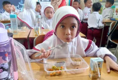 Prabowo Pastikan Seluruh Anak Indonesia Akan Terima Makan Bergizi Gratis Akhir 2025