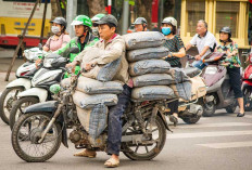 Bahaya! 10 Risiko Membawa Beban Berat di Motor