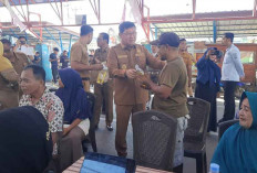 Bupati Beltim Bagikan Minyak Goreng Gratis saat Pemeriksaan Kesehatan di Pasar