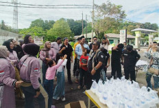 Kegiatan Sosial Ramadan, Komunitas Sedan Belitong Berbagi Ratusan Paket Takjil 