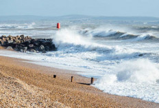 Warning BMKG Cuaca Ekstrem Nataru, BPBD Babel Imbau Waspada di Pantai