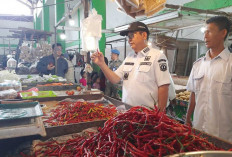 Tinjau Pasar Lipat Kajang, Bupati Beltim Pastikan Harga Kebutuhan Jelang Nataru Stabil
