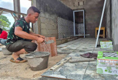 Satgas TMMD Mulai Pasang Keramik Dinding Tempat Wudhu dan MCK Masjid Al-Hidayah