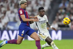 Hansi Flick Tegaskan Ronald Araujo Tidak Akan Tinggalkan Barcelona