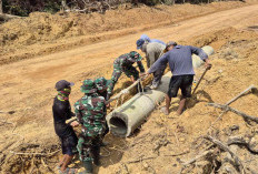 Kekompakan Personel Satgas TMMD ke-125 Bersama Masyarakat Membuat Gorong-Gorong