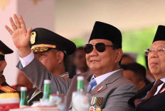 Hadiri HUT TNI di Monas: Prabowo Diserbu Warga, Berebut Salaman dan Foto Bersama