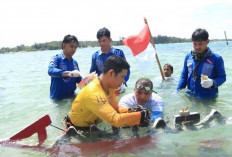 Aksi Keren Peringati HUT RI ke-79: ANTARA Babel Sukses Kibarkan Merah Putih di Laut Pulau Putri