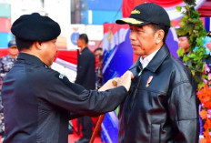 Tanda Penghormatan TNI AL, Presiden Jokowi Terima Brevet Hiu Kencana