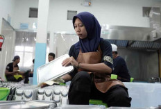 Ibu Tunggal Harap Prabowo Lanjutkan Program MBG: Cuma di Sini Saya Bisa Ditampung Kerja