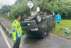  Kecelakaan Mobil di Belitung, Grandmax Terbalik Hantam Tiang Lampu Jalan di Perawas