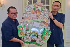 Rismon Sianipar Diberi Parsel Besar dari Gibran Usai Bertemu di Istana Wapres
