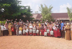 Bupati dan Wabup Beltim Serahkan Bantuan Sekolah ke Siswa Tak Mampu di SD Negeri 10 Gantung
