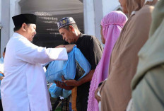 Prabowo Halal Bihalal di Aceh Tamiang, Bagi Sembako Biru Muda, Warga: Terima Kasih Pak!