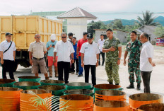 Kolaborasi Nyata untuk Lingkungan Beltim, DLH Serahkan 24 Tong Sampah ke Yonif 845 