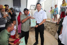 Jokowi dan AHY Serahkan 10.323 Sertifikat Tanah Elektronik di Banyuwangi