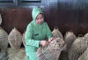 Angkat Potensi Lokal, Kerajinan Lidi Nipah Belitung Tembus Pasar Cenderamata